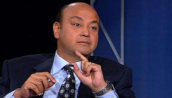 عمرو أديب يتقمص دور مطرب على "انستجرام