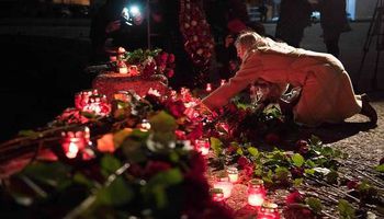 وقفة تضامنية بالشموع بمدينة سوتشي على ضحايا طائرة روسيا