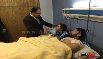 اللواء مجدى عبد الغفار وزير الداخلية خلال زيارته للمصابين
