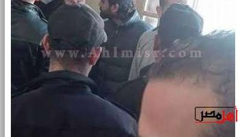 الشباب المقبوض عليه امام الصحفيين