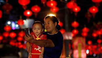 تزيين الشوارع واحتشاد الآلاف للاحتفال بالسنة الصينية الجديدة