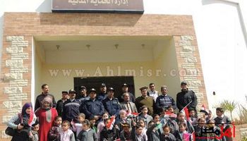 شرطة المنيا توزع " أعلام مصر " على الطلاب