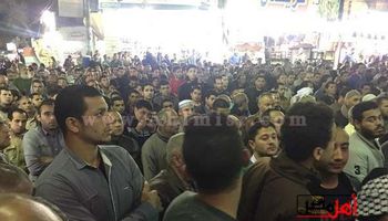 تجمع المواطنين أمام مسجد أبو سنة لتشييع جثمان والد أبو تريكة