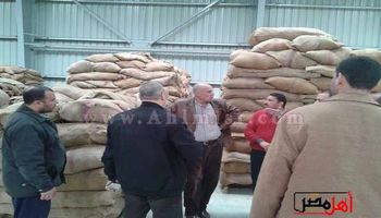 رئيس "سمنود" يراجع جاهزية شون القمح ويتابع قافلة لبيع السلع