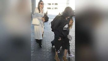 أنجلينا جولي تظهر في مطار لوس أنجلوس مع أبنائها 