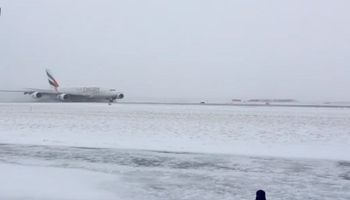 هبوط طائرة إماراتية بنجاح وسط عاصفة من الثلوج 