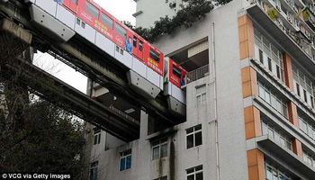 قطار بين طوابق سكنية