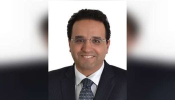 الدكتور عمرو أبو العز عميد كلية طب الأسنان جامعة القاهرة