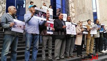 آسر الصحفيين يتظاهرون على سلالم نقابة الصحفيين