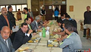 رئيس جامعة بورسعيد يتناول وجبة الغذاء مع طلبة المدينة الجامع