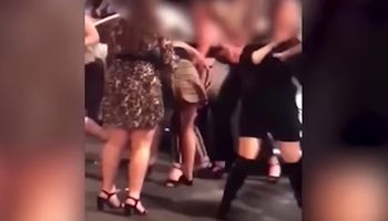 معركة بين 10 فتيات في الشارع "وكله فوق الركبة"