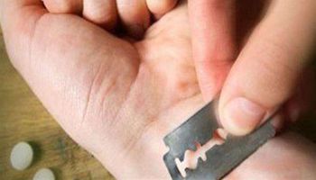 قطع شرايين يدها