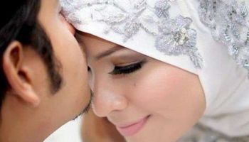 الرجل يقبل زوجته في رمضان
