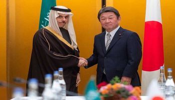 وزير الخارجية السعودي يصافح وزير الخارجية الياباني 