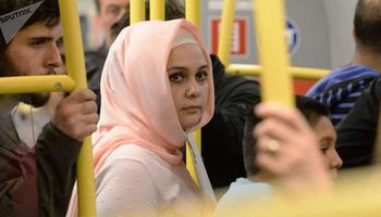فتاه مسلمة داخل إحدي عربات المترو في إنجلترا