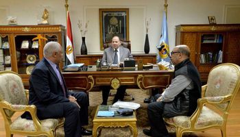 محافظ أسيوط يشدد على اتخاذ اجراءات وقائية لمنع ظهور الأمراض 