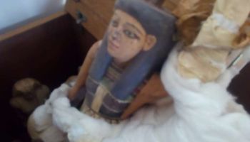 تماثيل فرعونية بمركز للغسيل الكلوي في بني سويف