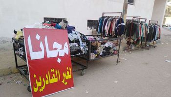 تاجر ملابس يتبرع بكمية كبيرة لغير القادرين ببني سويف