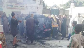  حريق في "توك توك" أمام مسجد بقنا