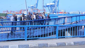 جولة تفقدية لوزير النقل بميناء الإسكندرية