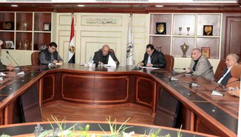 محافظ بني سويف يناقش مشكلة المواقف العشوائية