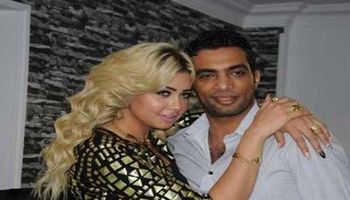  زوجة لاعب الأهلي السابق
