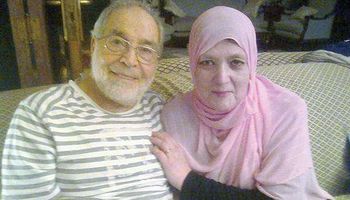 الفنان حسن يوسف وزوجته