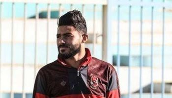 ياسر ابراهيم مدافع الفريق الأول لكرة القدم بالنادي الأهلي