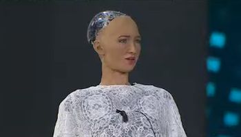 "الروبوت صوفيا" في منتدى شباب العالم 2019