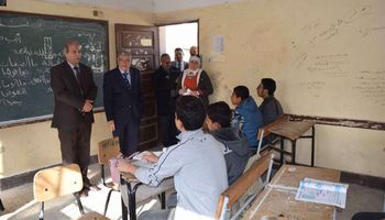 محافظ المنيا يتفقد عددًا من المدارس