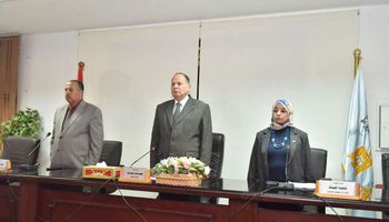 محافظ أسيوط يبحث مع ممثلي 30 جمعية أهلية تنسيق المساعدات للأ
