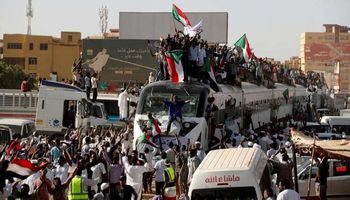 السودانيون يحتفلون بمرور عام على انطلاق الثورة