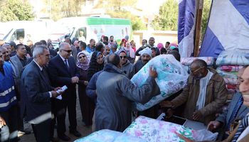 محافظ قنا يسلم 400 بطانية ولحاف للأسر الأكثر احتياجًا 