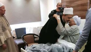 شيخ الأزهر يزور خاله بالمستشفى عقب إجرائه عملية جراحية