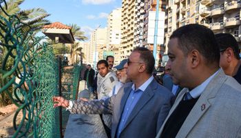 حافظ الإسكندرية يُلزم مستأجري الشواطئ بإزالة كافة موانع رؤية