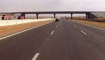 توقف حركة المرور أعلى طريق السويس الصحراوي