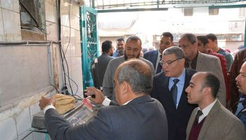 محافظ المنيا يقود حملة مفاجئة على المخابر البلدية بحي أبوهلا