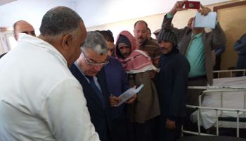 محافظ المنيا يتابع حالة المصابين في انقلاب سيارة بالصحراوي