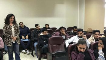 ماريان خوري في حلقة نقاشية مع الطلاب عن صناعة السينما