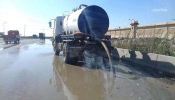 أحياء الإسكندرية تكثف أعمال كسح وتصريف تجمعات مياه الأمطار 