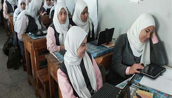 طلاب الصف الثاني الثانوي