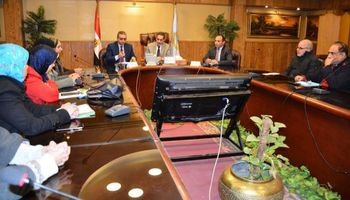 محافظ الغربية يبحث سبل تحسين مستوى أداء الإدارات