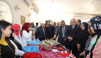 محافظ قنا يسلم 50 كرسي لذوي الإحتياجات الخاصة