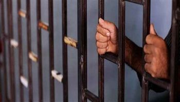 حبس موظف يفرض إتاوات على سائقي التكاتك بحلوان