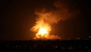 أعمدة دخان وألسنة نيران تتصاعد من موقع غارة للجيش الإسرائيلي في قطاع غزة