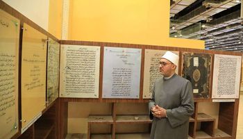 أمين "البحوث الإسلامية" يتفقد جناح الأزهر بمعرض القاهرة