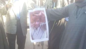 أهالي قنا يضعون صورة محمد علي الهارب على وجه هارب في مسيرة بالشوارع