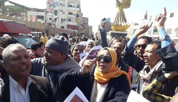أهالي قنا ينظمون مسيرة لدعم الشرطة المصرية في عيدهم ال 68