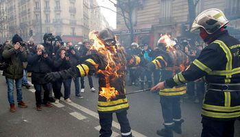 احتجاجات رجال الإطفاء في فرنسا (رويترز)