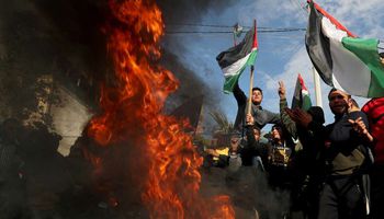 احتجاجات على نشر "صفقة القرن" في مدينة غزة (رويترز)